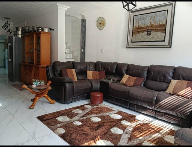 3 BEDROOM TOWNHOUSE TO LET IN BRACKENDOWNS